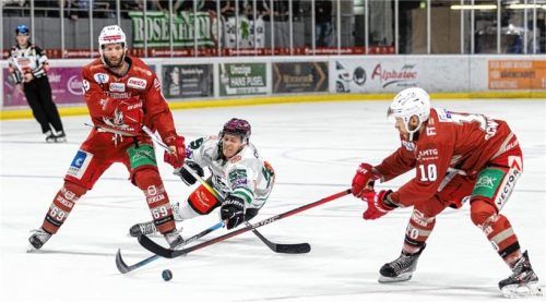 Voller Einsatz von Starbulls-Verteidiger Stephan Tramm, der seit seinem Wechsel nach Rosenheim bislang drei Siege feiern durfte.Foto Andreas Nickl