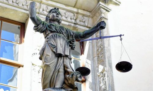 Vor dem Rosenheimer Schöffengericht mussten sich zwei Ex-Krankenpfleger wegen des Vorwurfs, Medikamente gestohlen und Drogengeschäfte getätigt zu haben, verantworten. Foto dpa/ Dittrich