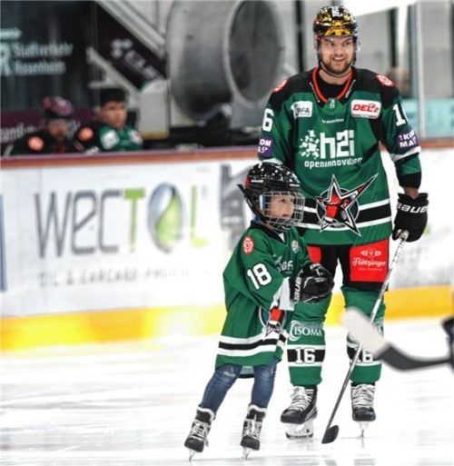 Vor dem Spiel mit Puckkind: Gute Laune bei Doppeltorschütze Reid Duke. Foto Hans-Jürgen Ziegler