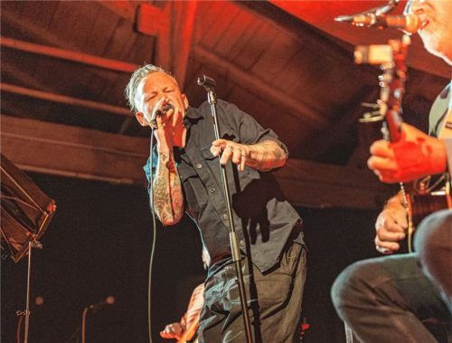 Vorhang auf für den ersten Sing-Songwriter-Abend hieß es im Künstlerhof Zahn am Bach. Im Bild: „Café Gertrud“.Foto meissner