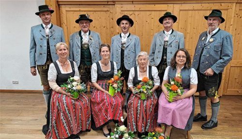 Vorsitzender Christian Staudinger (links) ehrte (hinten, von links) Hans Seidl, Christian Zehetmair, Josef Miko und Thomas Heindl sowie (vorne, von links) Christine Zehetmair, Hedwig Fuchs, Rosi Sumser und Anita Nagl für ihre Treue.Foto re