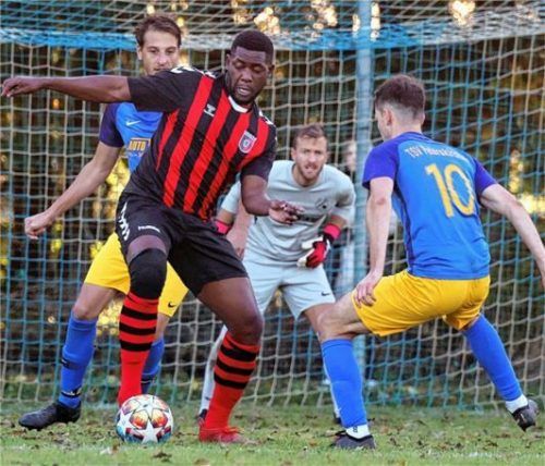 Waldkraiburgs Angreifer Henry Oguti konnte in Peterskirchen nichts ausrichten.Foto mb.presse – Butzhammer