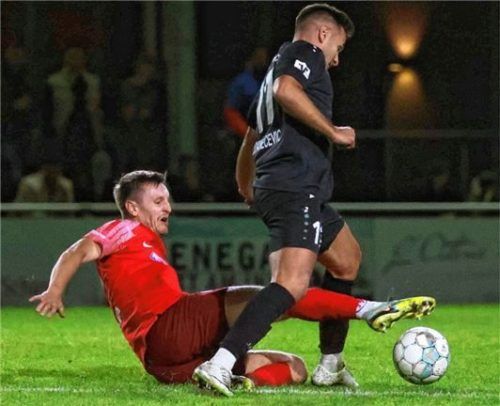 Wasserburgs Torschütze Johannes Lindner im Zweikampf mit Spielertrainer Danijel Majdancevic.Foto mb.presse