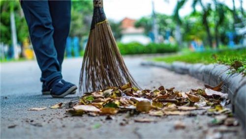 Wegen der Betriebskostenabrechnung – wie hier für Hausmeistertätigkeiten – gibt es häufig Streit. Denn längst nicht alle Kosten, die im Zusammenhang mit der vermieteten Immobilie anfallen, kann der Vermieter auf seine Mieter umlegen. Foto adobesteock