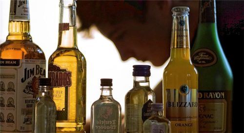 Wegen starken Alkoholkonsums nach einer Feier verhielt sich der Angeklagte ausfallend gegenüber Rettern und Beamten, was ihm zum Verhängnis wurde. Foto dpa