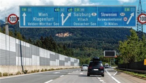 Wer auf Österreichs Autobahnen unterwegs ist, braucht ein „Pickerl“.