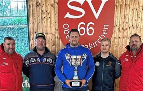 Wettbewerbsleiter Thomas Englmaier (links) und Bundestrainer Christian Englbrecht (rechts) mit den drei erstplatzierten Herren: Peter Rottmoser, Michael Späth und Alexander Anzinger (von links).Fotos Albert Kamhuber