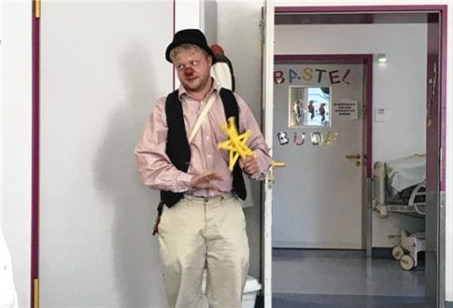 Wie viele Zacken hat der Stern? Clown „Muck“ bastelt aus einem Lineal verschiedene Figuren.