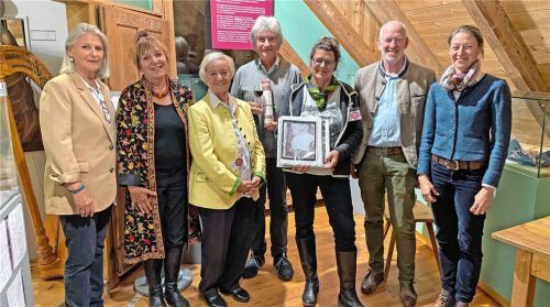Zum Vorstand des Müllner-Peter-Museumsvereins in Sachrang gehören: (von links) Schatzmeisterin Dr. Erika Goldmann, Vorsitzende Cäcilie von Feilitzsch-Rauch, Zweite Vorsitzende Brigitte Peters, Dr. Günter Fleischmann, Beirätin Martina Glatt, Zweiter Bürgermeister Michael Andrelang und Schriftführerin Corinna Spieth-Hölzl.Foto  H. Reiter