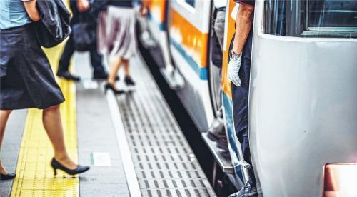 Zuschüsse zur Mobilität, etwa in Form eines Nahverkehrstickets, werden von den Arbeitnehmern am liebsten in Anspruch genommen.Foto Adobestock