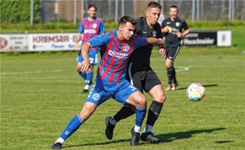 Zweikampf im Mittelfeld: Felix Wieser (rechts) versucht sich gegen Michael Friemer durchzusetzen.Foto Semerad
