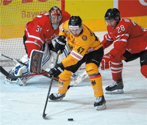 156 Spiele im Nationaltrikot: Christoph Ullmann beim Deutschland-Cup gegen Kanada.Foto dpa/Andreas Gebert