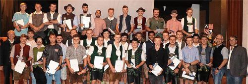 42 junge Gesellen verstärken das Bauhandwerk in der Region.Foto  Wittenzellner