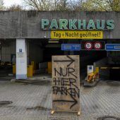 Riesen-Schaden durch E-Auto im Parkhaus