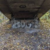 Mann verbrennt unter Brücke