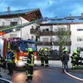 Großeinsatz in der Spielhahnstraße: 80 Kameraden löschen Fassadenbrand