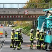 Lkw kracht gegen Brücke: Über 60000 Euro Schaden und Bahnstrecke gesperrt