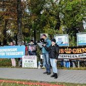 Lautstarker Einsatz vor Circus Krone für Elefanten, Löwen und Tiger