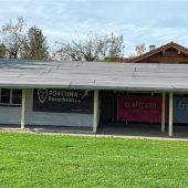 Fleißige Helfer erneuern das Dach ihres Fußballclubs