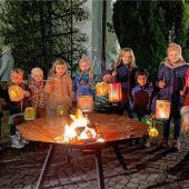 Sankt Martin mit Laternen begrüßt