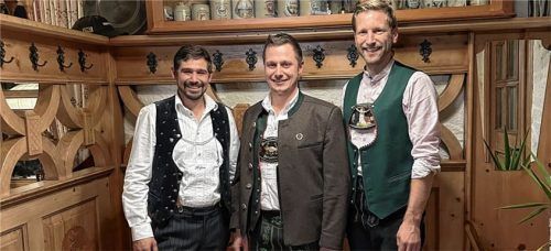 Als Ausrichter des Gauburschenfestes 2026 wurde der Burschenverein Hörpolding gewählt. Der Gauvorsitzende Hans Plank (von links) gratulierte dazu dem Hörpoldinger Vorsitzenden Georg Siglreitmeier genauso wie der Stellvertretende Gauvorsitzende Maximilian Lederer.Foto limmer