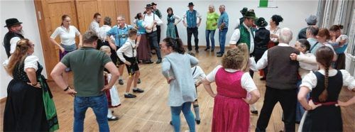 Alt und Jung hatten ihre Freude an den vier Übungsabenden der Kolbermoorer Trachtler. Foto re