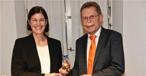 Andrea Krammer (links) nimmt Glückwünsche von Walter Leicht entgegen, der in den Ruhestand ging.Foto Schlecker