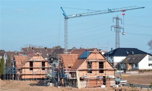 Angespannte Situation im Baugewerbe: Vor allem Betriebe, die hauptsächlich im Bereich Neubau arbeiten, verzeichnen einen Auftragseinbruch. Fotos dpa/Keeishandwerkerschaft Rosenheim und Traunstein