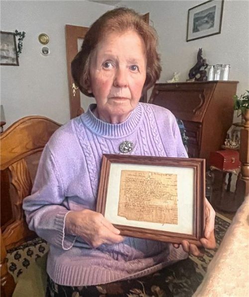 Anneliese Flori mit dem Brief, den ihr Vater vor 80 Jahren aus Finnland an sie und ihre verstorbene Mutter schickte. Foto Hötzelsperger