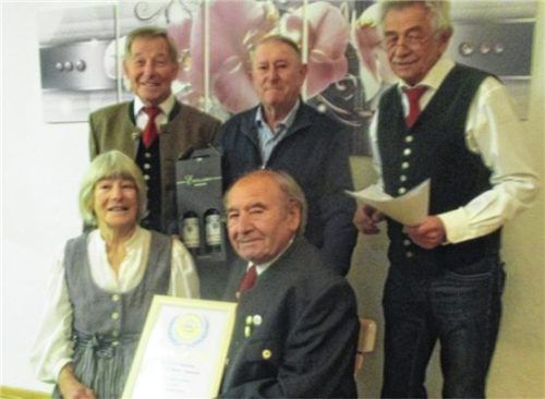 Annemarie und Josef Pauker (vorne) waren erfreut über die Ehrungen durch (hinten, von links) Kassenwart Helmut Janura, Vorsitzenden Innkreissängerbund/MGV Aising Benno Rummel und MGV-Schloßberg-Vorsitzenden Manfred Panhans.Foto re