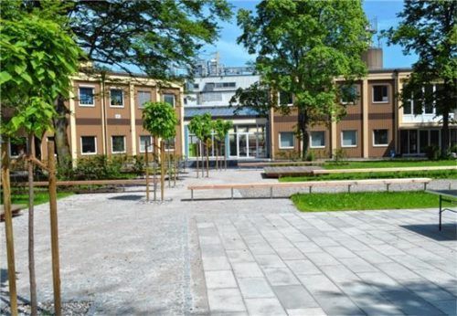 Arbeit und Bildungsakademie liegen mur wenige Schritte voneinander entfernt.