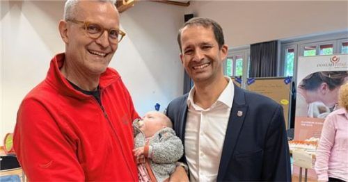 Auch beim dritten Kind sind die Informationen und Unterstützungsmöglichkeiten beim Babybegrüßungsfest hilfreich, finden dieser Rosenheimer Vater und Oberbürgermeister Andreas März. Foto  Heuel