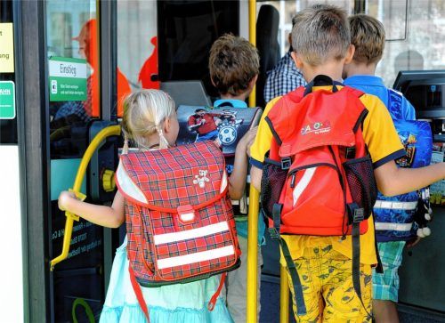 Grundschüler bekommen für die Tickets im Wasserburger Stadtbus Unterstützung, denn die Tarife werden nach dem Beitritt zum MVV teurer. Foto dpa/Kraufmann