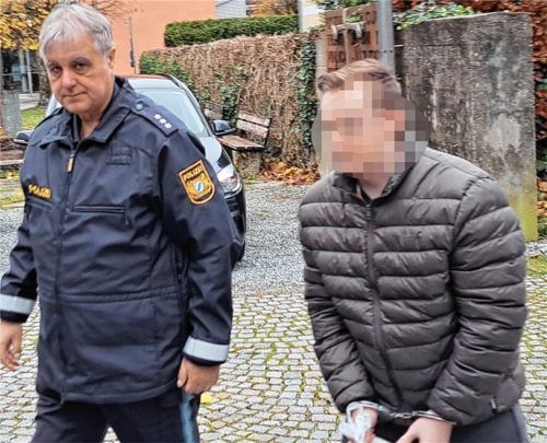 Auf dem Weg: Sebastian T. wird kurz vor Beginn des 14. Verhandlungstages im Mordprozess Hanna ins Landgericht begleitet. Foto Michael Weiser