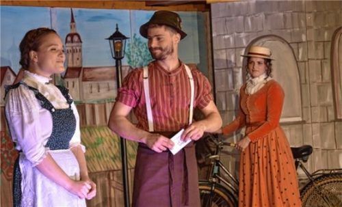 Auf der Vogtareuther Dorfbühne spielen (von links) Hildegard Mayer die Rosl, Thomas Huber den Schorschi und Johanna Mayer die Bertl. Foto re