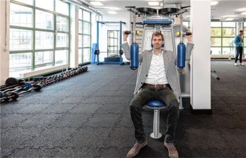 Ausdauer: Bürgermeister Simon Hausstetter testete bei der Einweihung des neuen Raumes der Kraftsportler seine Muskulatur im oberen Rumpf. Foto Thomae