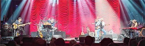 Begeisterte mit seiner Band im Rosenheim Kuko: Gerd Steinbäcker (Zweiter von links). Foto Auer
