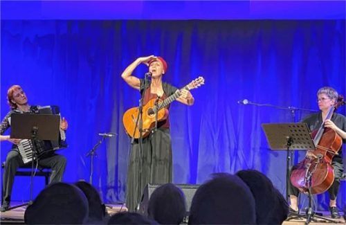 Begleitet wurde Etta Scollo von Susanne Paul am Cello und Susanne Stock am Akkordeon.Foto pfurtscheller