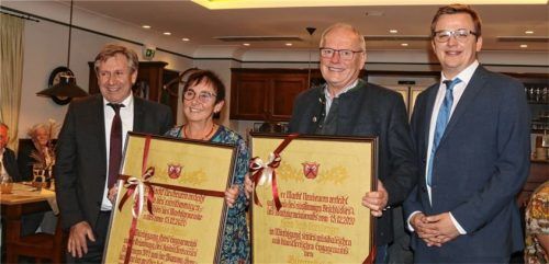 Bei der Belobigung trafen sich in Neubeuern: (von links) Zweiter Bürgermeister Wolfgang Sattelberger, Sieglinde Bernd , Fritz Vornberger und Bürgermeister Christoph Schneider. Foto Schwitteck
