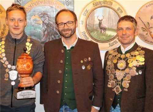 Bei der Siegerehrung der Frasdorfer Thomasschützen präsentiert Anton Melzner (von links) stolz seine Auszeichnung. Die Schützenkette überreichte Schützenmeister Rupert Wörndl an Lorenz Baumgartner. Foto REH