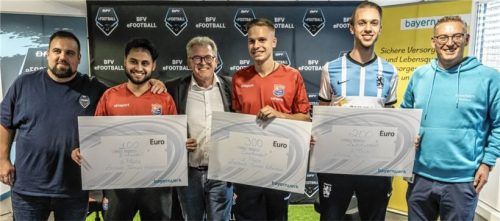 Bei der Siegerehrung (von links): Dominik Celary, Geschäftsführer BAP eSports und Moderator der Veranstaltung, Hüseyin Akay (3. Platz), Albert Zettl, Personal-Vorstand der Bayernwerk AG, Nick Holste (1. Platz), Maximilian May (2. Platz) und Gazmend Kryeziu, Leiter Bayernwerk Kundencenter Kolbermoor.