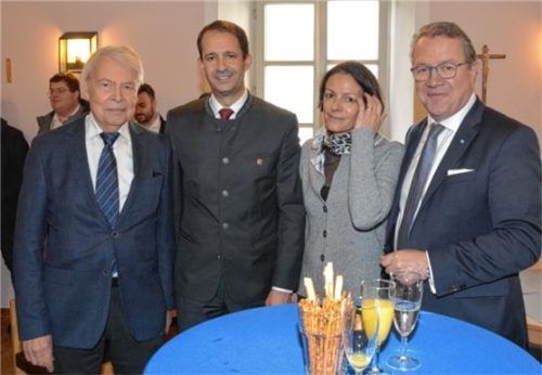 Beim Empfang nach der feierlichen Messe: (von links) Vorsitzender der Gertraud-Stumbeck-Stiftung Dr. Dr. Helmut Schmidt, Oberbürgermeister Andreas März, Andrea März und Klaus Stöttner. Foto Schlecker