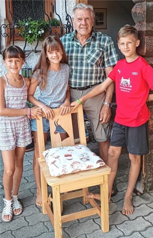 Beim Hockerwettbewerb mitgemacht haben (von links) Leni Lettenbichler, Pia Perkmann, Opa Albert Lettenbichler und Moritz Lettenbichler. Foto Lettenbichler