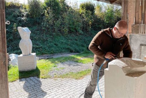 Benjamin Hauer bei der Arbeit in seinem Atelier bei Bachham.Foto kirchner