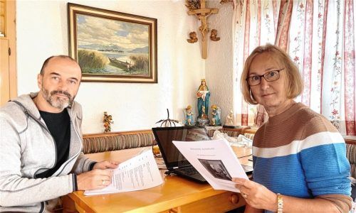Besprechen das Manuskript für das neue Stück: Gemeindereferent Werner Hofmann und Autorin Paula Aiblinger. Foto Hötzelsperger