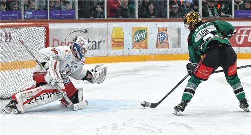 Beste Rosenheimer Gelegenheit im letzten Drittel: Lukas Laub bringt die Scheibe aber nicht unter.Foto Hans-Jürgen Ziegler
