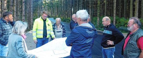 Betreiber Georg Dettenbeck (Zweiter von links) erläuterte den Mitgliedern des Schnaitseer Bauausschusses anhand der Pläne die getroffenen Maßnahmen. Rechts neben ihm der Anlieger Andreas Pichler. Foto Unterforsthuber