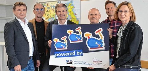 Bringen Bewegung ins Klassenzimmer: (von links) Jens Köhler von der VR Bank, Projektbetreuer Andreas Lakowski vom Inntal-Gymnasium, Mirko Gruber von der VR Bank, stellvertretender Schulleiter Erich Menacher, Projektleiter Florian Schranz und die Vorsitzende des Fördervereins, Dr. Theresia Bauer. Foto Hanselka