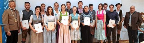 Bürgermeister Anton Wallner (links) und sein Stellvertreter Sepp Rauscher (rechts) sind stolz auf: (von links) Bastian und Elina Marie Wimmer, Anna Maria Kotter, Stefanie Pichler, Regina Vogt, Eva-Maria Hämmerle, Balthasar Höfer, Christine Seebacher, Andreas Tutschka, Valentina Kapras, Marinus Kirner, Annalena Gruber, Lorenz Bauman, Lukas Gasteiger und Johannes Buchner.Foto Strim