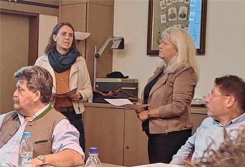 Bürgermeister Josef Reithmeier (links) sowie unter anderem Dritter Bürgermeister Engelbert Buchner (rechts) hören den Ausführungen der Familienbeauftragten Maria Eder und Maria Baumann zu.Foto Künzner-Hingerl